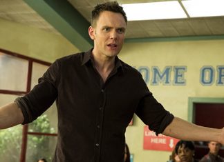 Community | Joel McHale foi o responsável pelo retorno de Dan Harmon