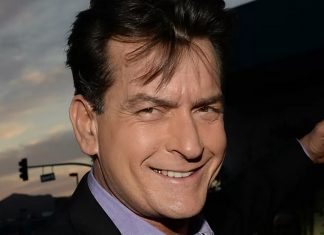 Charlie Sheen desafia astros de Two And Half Men para o ALS Ice Bucket Challenge