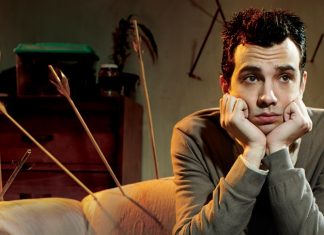 Primeiras Impressões: Man Seeking Woman