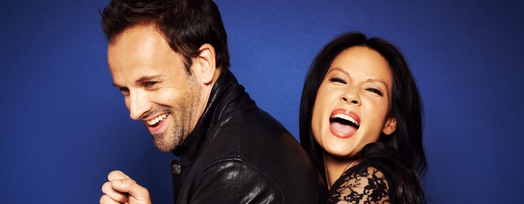 Jonny Lee Miller e Lucy Liu