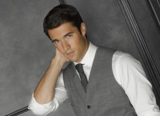 Joshua Bowman de Revenge faz vídeo em português convidando fãs para evento no Brasil