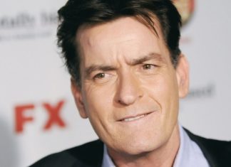 Charlie Sheen estava planejando voltar ao mundo das séries antes de revelar ser portador do vírus HIV