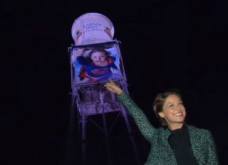 Icônica caixa d´água da Warner Bros. é usada para homenagear as séries de super-heróis