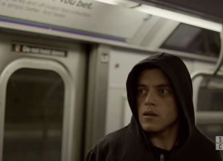 Mr. Robot 02×09: eps2.7_init_5.fve Mr. Robot: Elliot com expressão de surpresa, no metrô