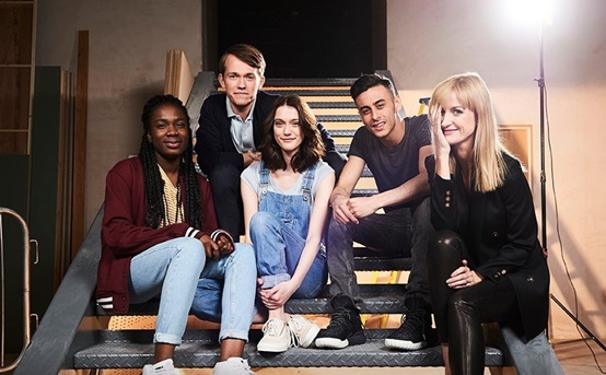 Class O elenco de Class reunido. Olhando assim até parece que vamos assistir a uma “Malhação” britânica.