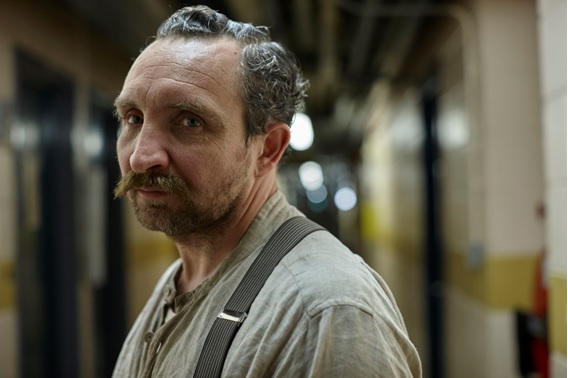 Eddie Marsan interpreta Cream, um assassino do século dezenove que atormenta River.