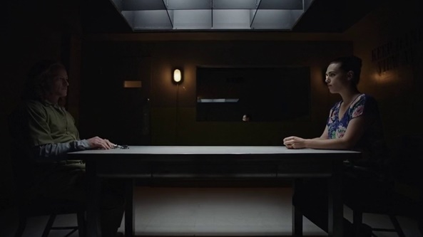 Em cena: Sarah (Katie McGrath) decide voltar à cidade e encontrar Tom Winston (Patrick Garrow), o assassino de seus pais.