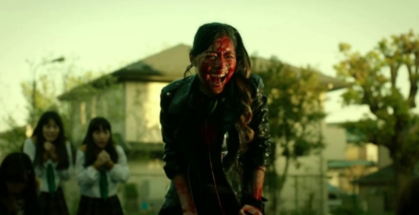 Em um dos momentos mais bizarros da série, Aoi Nojiri, personagem de Anna Iriyama, joga-se do alto de um prédio porque acredita ter se tornado um pássaro (!). Crow’s Blood. Em um dos momentos mais bizarros da série, Aoi Nojiri, personagem de Anna Iriyama, joga-se do alto de um prédio porque acredita ter se tornado um pássaro (!). Crow’s Blood.