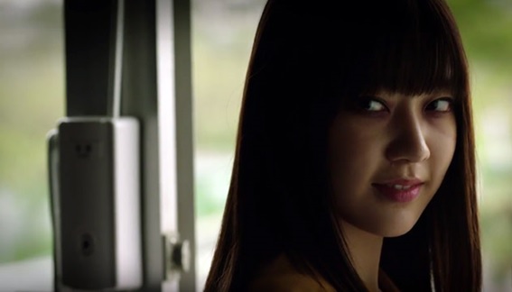 A atriz e cantora Miyawaki Sakura em cena na série Crow’s Blood (Hulu Japan, 2016), interpretando a protagonista Maki Togawa.