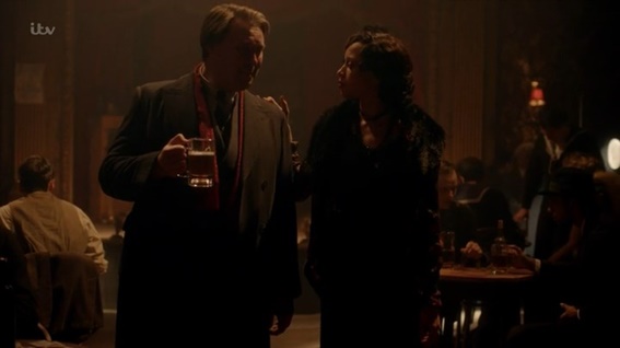 Em cena: os atores Christian McKay (Maxwell Utterson) e Natalie Gumede (Bella).