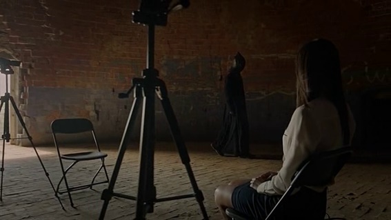 A atriz Mayko Nguyen interpreta Alison Sutherland, que protagoniza uma das cenas mais bizarras do seriado.