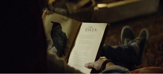 Cooper com uma coletânea de contos de Edgar Allan Poe em mãos, lendo o poema “The Raven” (O Corvo).