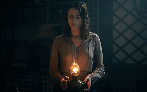 A atriz Maeve Dermody (Vera) se destaca do elenco por conta de sua personagem e atuação crível.