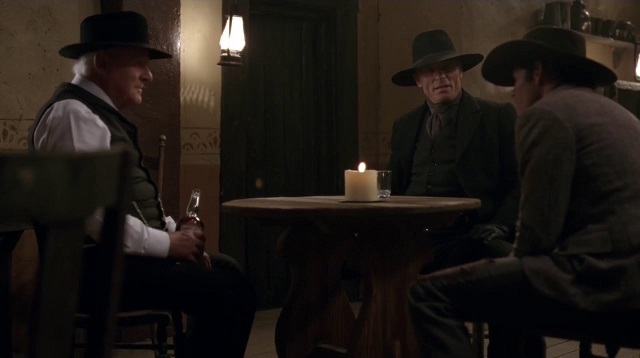 Dr. Ford (Anthony Hopkins) e Homem de Preto (Ed Harris) no 5ª episódio de Westworld