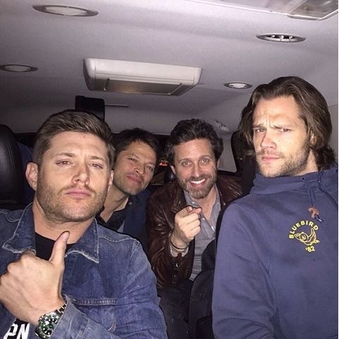 Dean e Sam: “Vamos numa balada, mãe.”. Mary: “Ok, meus queridos, mas tomem cuidado. Vão com Deus!”. Dean e Sam: “Pode deixar, estamos levando um anjo também.”.