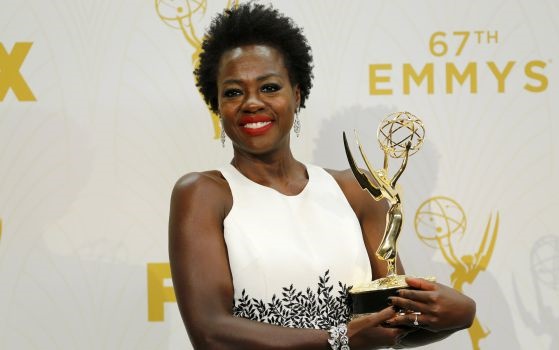 Representatividade Negra nas Mídias Importa Sim! Viola Davis exibe seu Emmy após histórica premiação. Representatividade Negra nas Mídias Importa Sim!