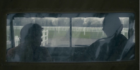 The Crown --- Assassins. Em cena: os atores Claire Foy como Elizabeth II e Matt Smith como Philip. The Crown --- Assassins.