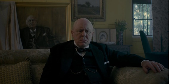 The Crown --- Assassins. Em cena: o ator John Lithgow como Winston Churchill — e seu retrato tão verdadeiro e ingrato ao fundo. The Crown --- Assassins.