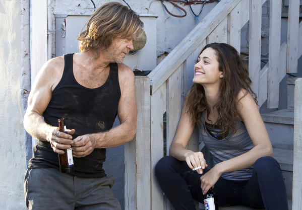 William H. Macy como Frank Gallagher e Emmy Rossum como Fiona Gallagher em Shameless.