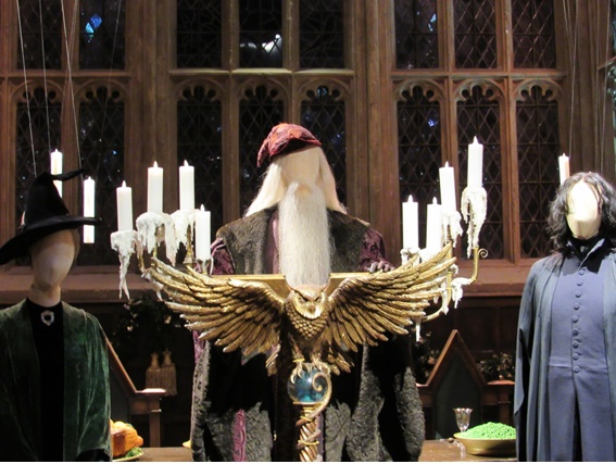 Quase não consigo essa foto. Havia muita gente cobiçando um melhor ângulo do trio principal de professores de Hogwarts.