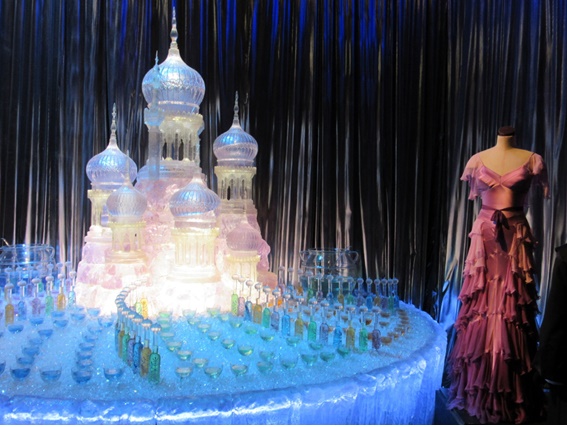Fantástica mesa que emula gelo e o vestido usado por Hermione em HP e o Cálice de Fogo.