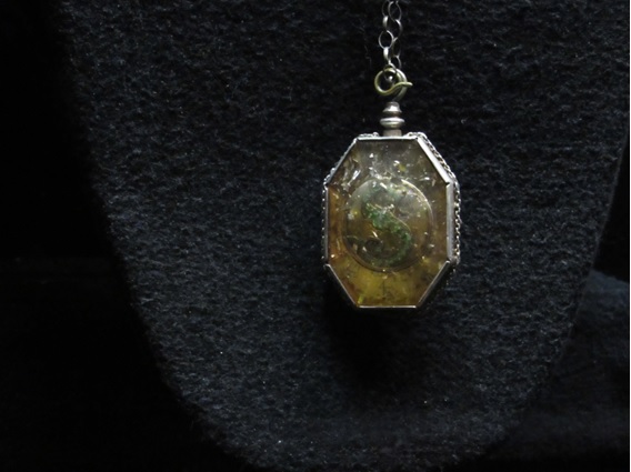 O medalhão de Slytherin. Perdoem a falta de centralização.