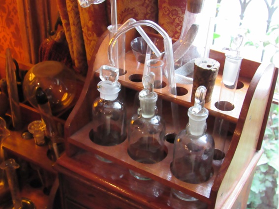 Yo, Mr. White: Sherlock tinha conhecimentos profundos sobre química.