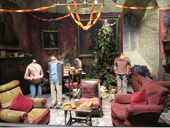Roupas utilizadas pelo trio de protagonistas em HP e o Prisioneiro de Azkaban no Salão Comunal da Grifinória.