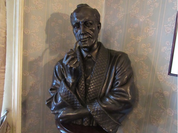 Busto do detetive mais famoso do mundo.