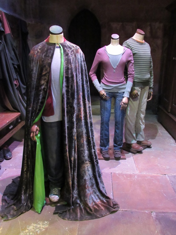 As roupas utilizadas pelo trio de protagonistas em HP e o Enigma do Príncipe.