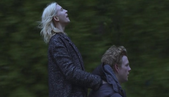 Em cena: os atores Brit Marling (Prairie Johnson) e Patrick Gibson (Steve Winchell). A série foca na amizade improvável entre ambos.