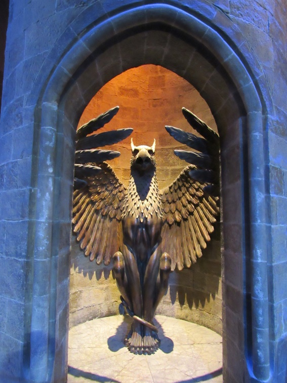 Entrada para a sala de Dumbledore. “Gota de Limão”.