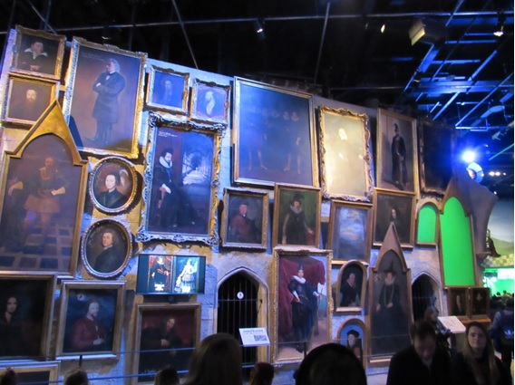 Diversos quadros de Hogwarts.