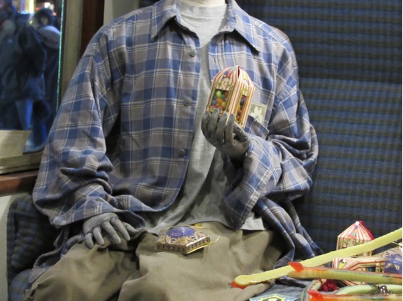 Reparem nas roupas largas que foram de Duda Dursley no passado.