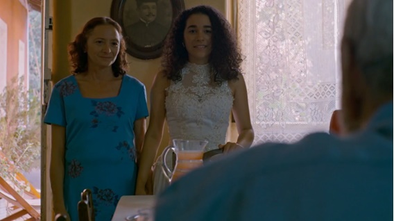 Em cena: as atrizes Marcélia Cartaxo como Mazé e Larissa Leão como Joaninha protagonizam uma das melhores cenas da série.