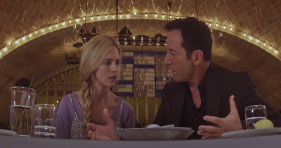 New Colossus Em cena: os atores Brit Marling como Prairie Johnson e Jason Isaacs como Hunter Hap, na terceira parte do episódio. New Colossus