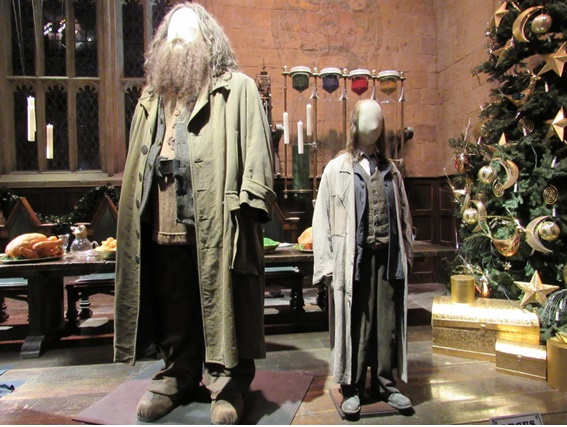 As roupas de Hagrid e Filch.