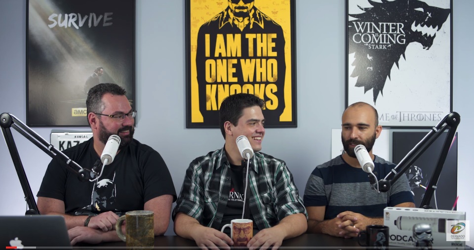 Alê Bonfá, Michel Arouca e Bruno Clemente só na alegria durante o Derivado Cast depois de muito bacon!