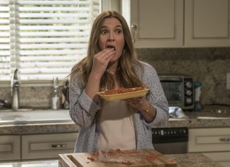 Santa Clarita Diet: Confira os pôsteres da nova comédia de zumbis da Netflix Sheila (Drew Barrymore) comendo carne moída crua em Santa Clarita Diet