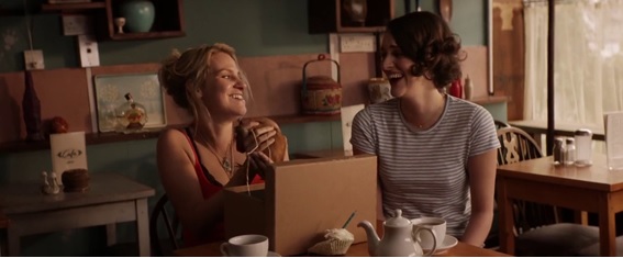Em cena: as atrizes Phoebe Waller-Bridge como Fleabag e Jenny Rainsford como Boo em Fleabag.