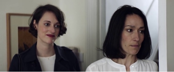 Em cena: as atrizes Phoebe Waller-Bridge como Fleabag e Sian Clifford como Claire são irmãs em Fleabag.
