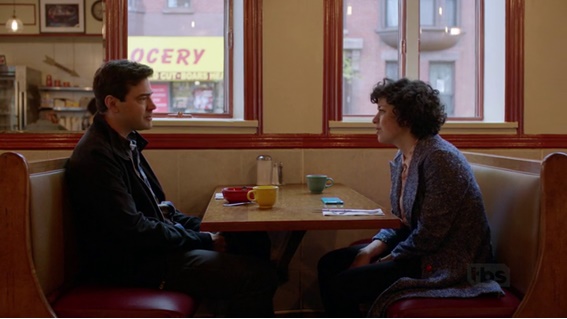 Em cena: Alia Shawkat como Dory Sief e Ron Livingston como Keith Powell, um investigador contratado pela família e que se alia à jovem.