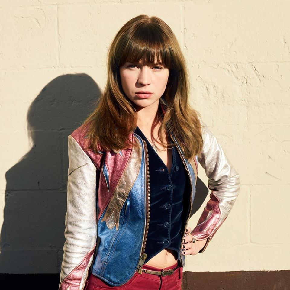 Britt Robertson em Girlboss 