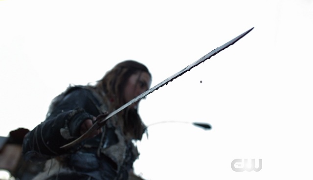 A direção interessante nas cenas de ação da série. The 100 4x01: Echoes [Season Premiere]