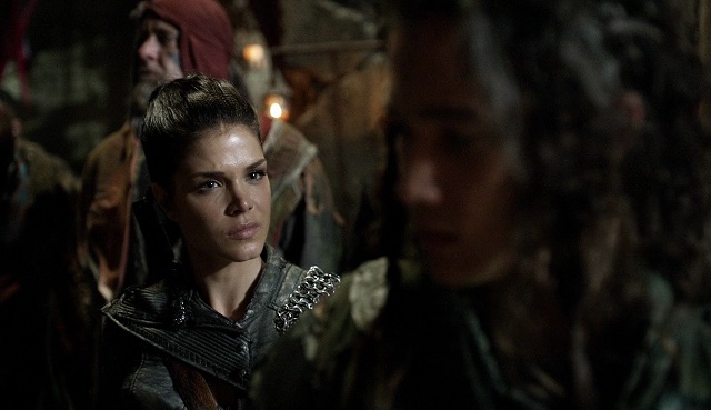 Octavia sempre agindo pelas sombras. The 100 4x02: Heavy Lies the Crown