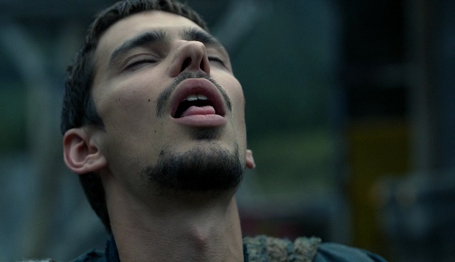Jasper se delicia com o que muitos desejavam ser chuva ácida. Não foi dessa vez.