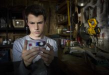13 Reasons Why começa envolto na atmosfera de suspense e drama