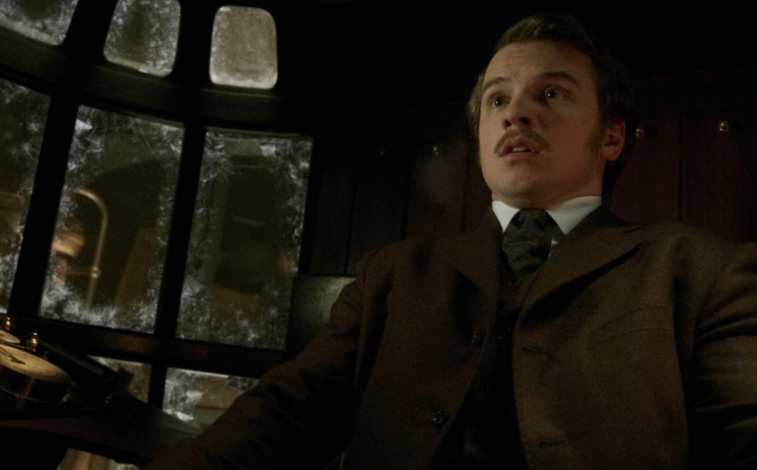 Time After Time Freddie Stroma como o jovem H.G. Wells em Time After Time