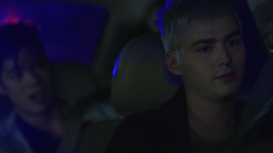 Alex parece ser um dos poucos que entende a importância que todos têm nessa tragédia. 13 Reasons Why 1x05: Fita 3, Lado A