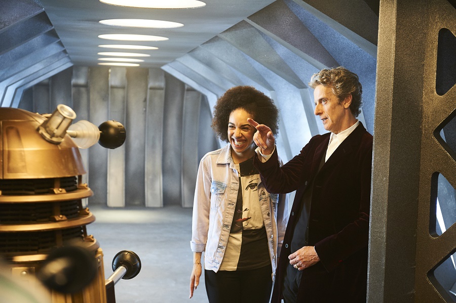Pearl Mackie e Peter Capaldi nos bastidores da 10ª temporada de Doctor Who